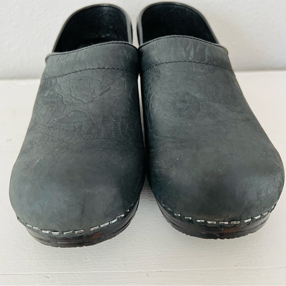 Sanita Tooled Embossed Floral Rose Black Sueded Leather Clogs 37 - Picture 3 of 7